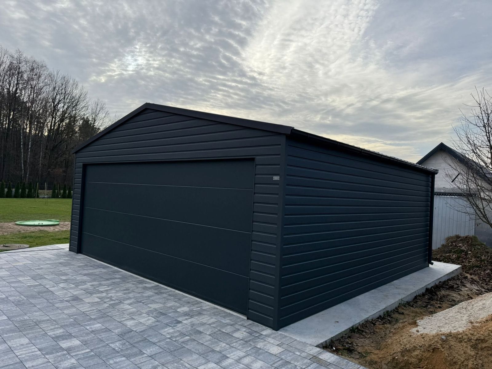 Garaż z Bramą Segmentową 6×6 Grafit Mat Dwuspadowy