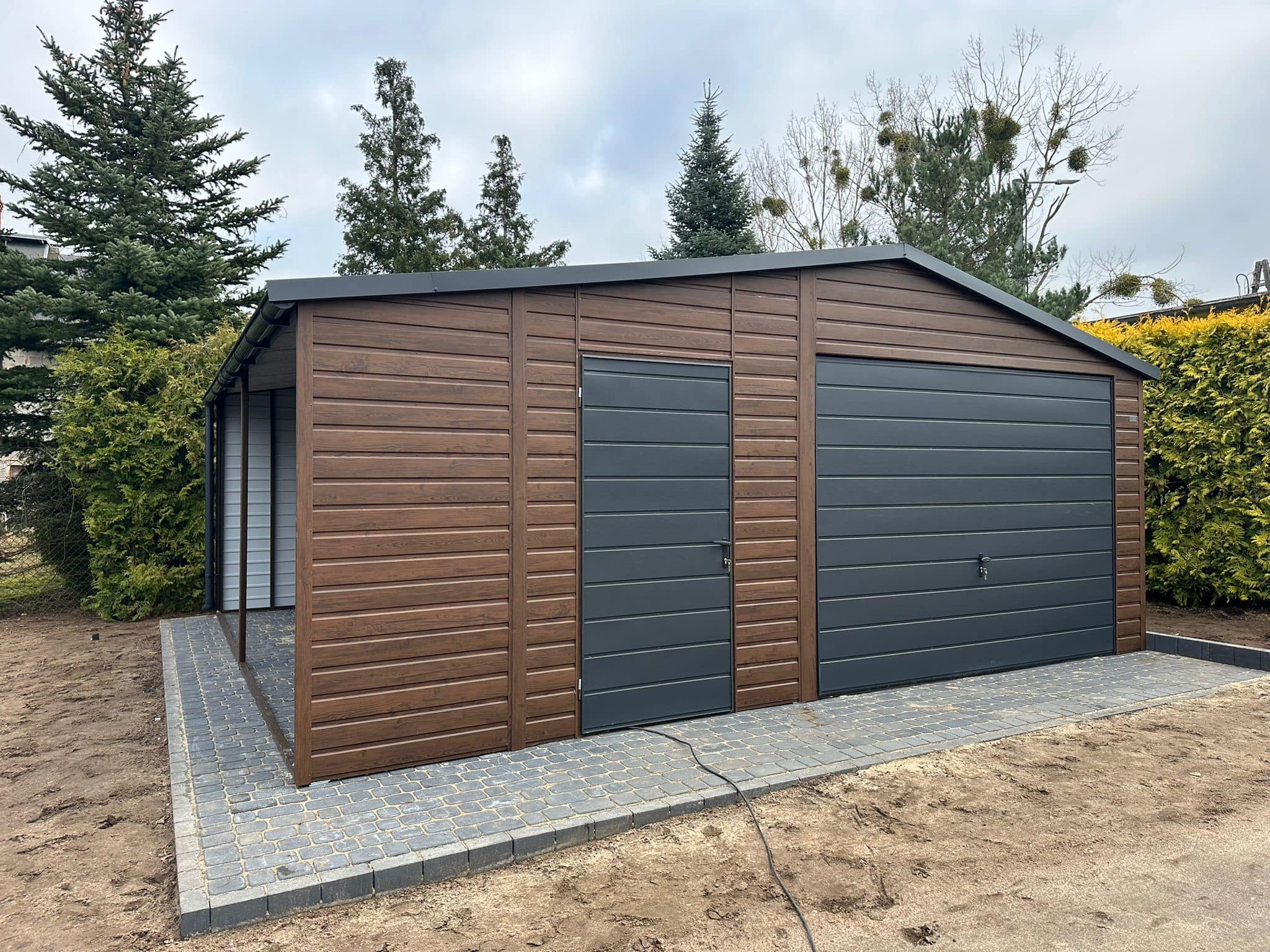 Garaż drewnopodobny 5 x 5,5 m + wiata 1 x 5,5 m ID- D16