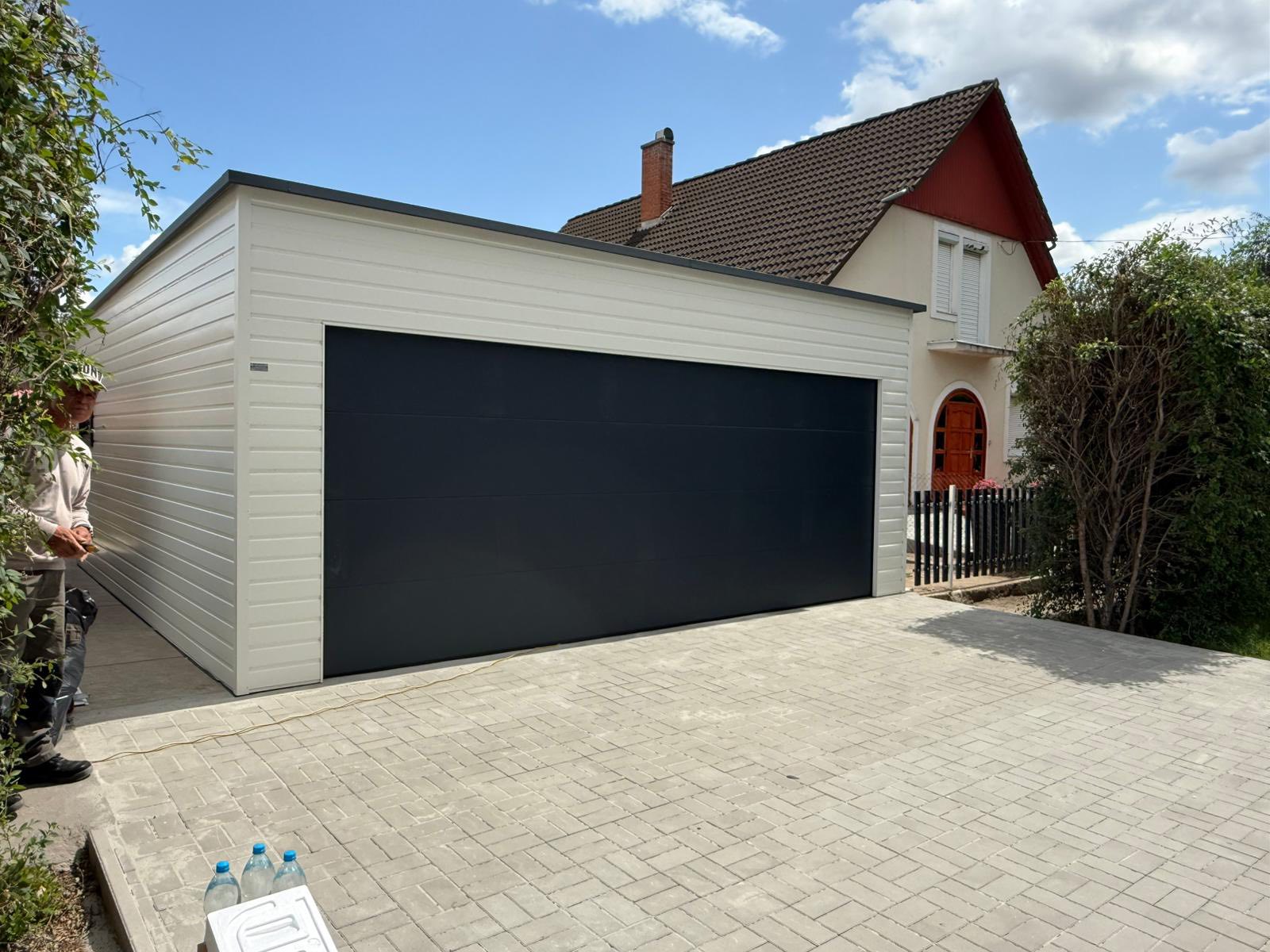 Garaż akrylowy z bramą segmentową 6x6m ID S28