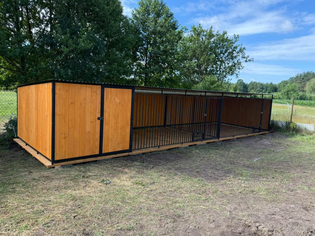 Kojec dla psów       8×3m z pomieszczeniem gospodarczym 2×3m ID K18